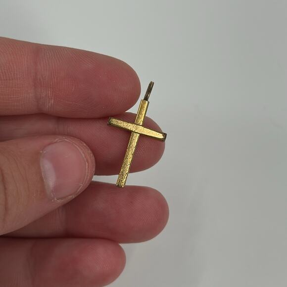 Vintage gold plated small cross - Picture 2 of 5